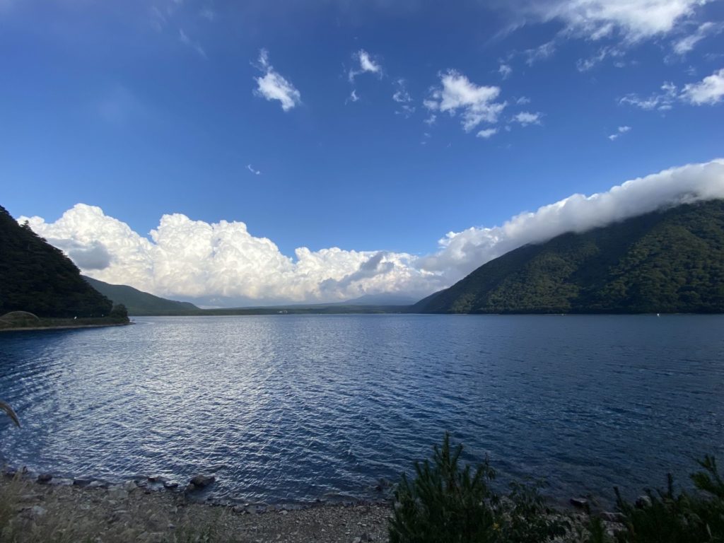 洪庵テント村からの本栖湖